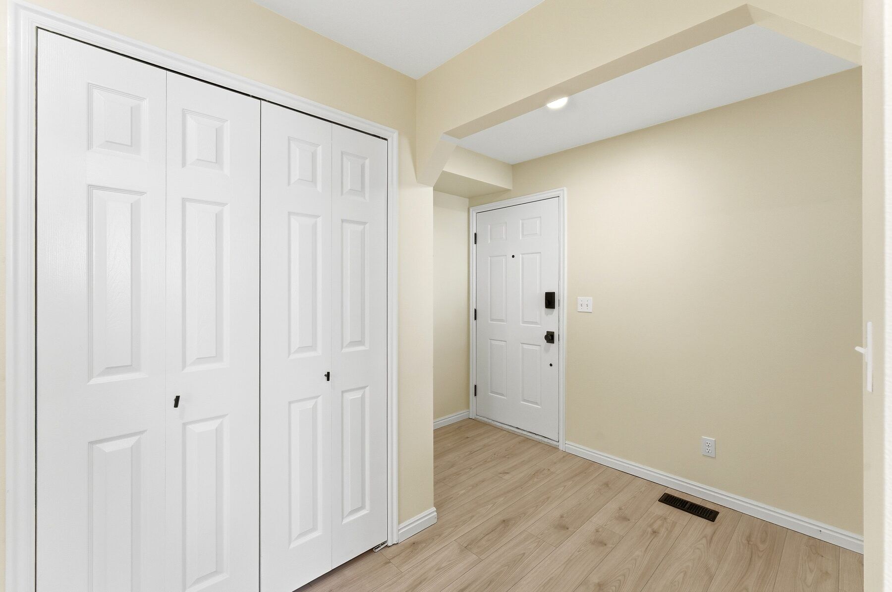 Entry foyer with coat closet in Swiss Oaks condo 1041 W Grindelwald Midway